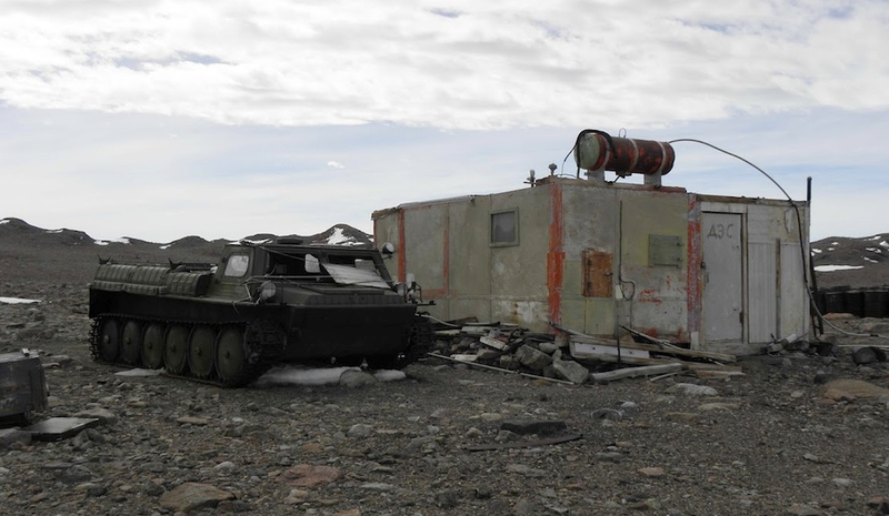 Illustration for article titled 8 Abandoned Antarctic Whaling Stations and Bases that are Still Amazing